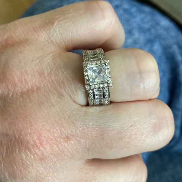 Jewelry - Halo Ring With Square Cut Zircon! Size 7